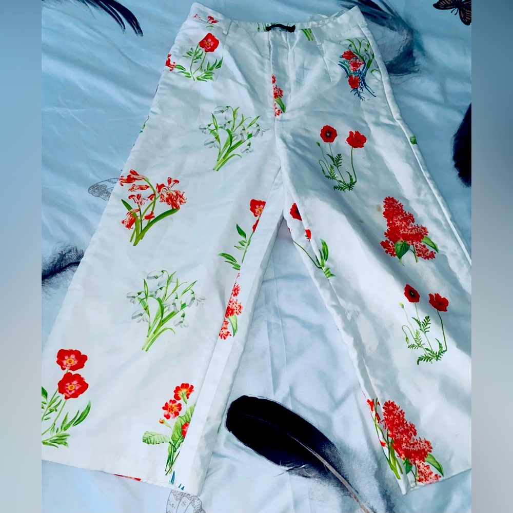 Stylish Medium White Pants with Orange Accents – Perfect for Hangouts!